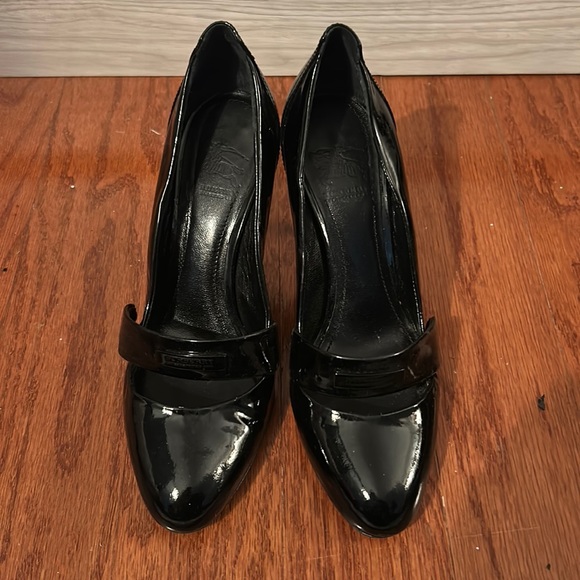 COPY - Black patten leather heels by Burberry size 35 - Picture 1 of 4